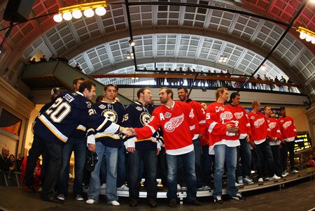STOCKHOLM, SWEDEN - OCTOBER 01:  Alex Steen of St. Loius Blues (L) shakes hands with Henrik Zetterberg (R) of Detroit Red Wings on stage in front of their team-mates during the 2009 Compuware/NHL Premier Fan Rally for Detroit Red Wings and St. Loius Blues at Stockholm Central Station on October 1, 2009 in Stockholm, Sweden.   <br /><br /><span class="help">(Photo by Paul Gilham/NHLI via Getty Images)</span>