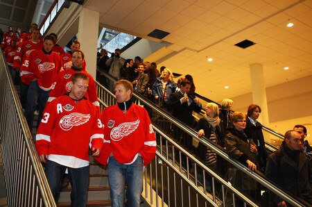 STOCKHOLM, SWEDEN - OCTOBER 01:  Kris Draper talks to Chris Osgood as the the Detroit Red Wings make thier way to the stage alongside menbers of the public during the 2009 Compuware/NHL Premier Fan Rally for Detroit Red Wings and St. Loius Blues at Stockholm Central Station on October 1, 2009 in Stockholm, Sweden.   <br /><br /><span class="help">(Photo by Paul Gilham/NHLI via Getty Images)</span>