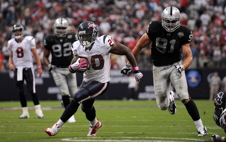 HOUSTON - OCTOBER 04:  Running back Steve Slaton #20 of the Houston Texans runs for a touchdown past Trevor Scott #91 of the Oakland Raiders at Reliant Stadium on October 4, 2009 in Houston, Texas.  <br /><br /><span class="help">(Photo by Ronald Martinez/Getty Images)</span>