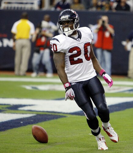 HOUSTON - OCTOBER 04:  Running back Steve Slaton #20 of the Houston Texans scores on a 32 yard run in the second quarter against the Oakland Raiders at Reliant Stadium on October 4, 2009 in Houston, Texas.  <br /><br /><span class="help">(Photo by Bob Levey/Getty Images)</span>