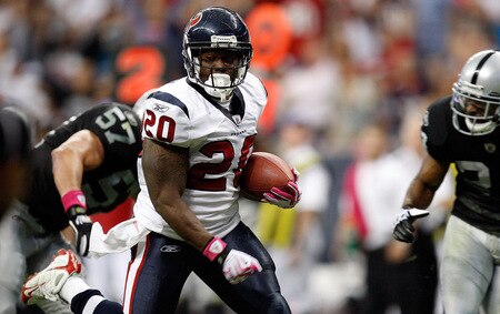 HOUSTON - OCTOBER 04:  Running back Steve Slaton #20 of the Houston Texans runs against the Oakland Raiders at Reliant Stadium on October 4, 2009 in Houston, Texas.  <br /><br /><span class="help">(Photo by Ronald Martinez/Getty Images)</span>