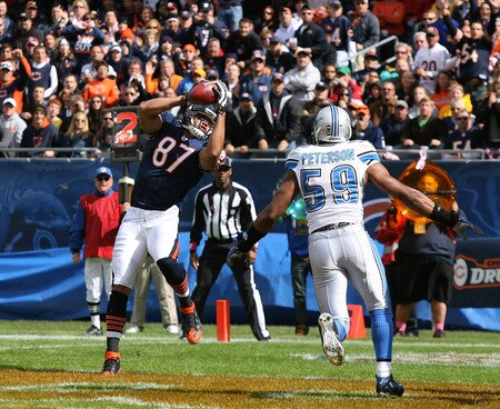 CHICAGO - OCTOBER 04:  Kellen Davis #87 of the Chicago Bears grabs a touchdown pass in front of Julian Peterson #59 of the Detroit Lions on October 4, 2009 at Soldier Field in Chicago, Illinois. The Bears defeated the Lions 48-24. <br /><br /><span class="help">(Photo by Jonathan Daniel/Getty Images)</span>