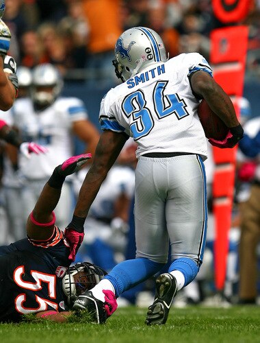 CHICAGO - OCTOBER 04: Lance Briggs #55 of the Chicago Bears tackles Kevin Smith #34 of the Detroit Lions by his shoe on October 4, 2009 at Soldier Field in Chicago, Illinois. The Bears defeated the Lions 48-24. <br /><br /><span class="help">(Photo by Jonathan Daniel/Getty Images)</span>