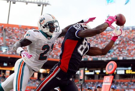 MIAMI - OCTOBER 04:  Wide receiver Terrell Owens #81 of the Buffalo Bills can't make a catch in the end-zone over the defense of cornerback Vontae Davis #21 of the Miami Dolphins at Land Shark Stadium on October 4, 2009 in Miami, Florida. The Dolphins defeated the Bills 38-10.  <br /><br /><span class="help">(Photo by Doug Benc/Getty Images)</span>