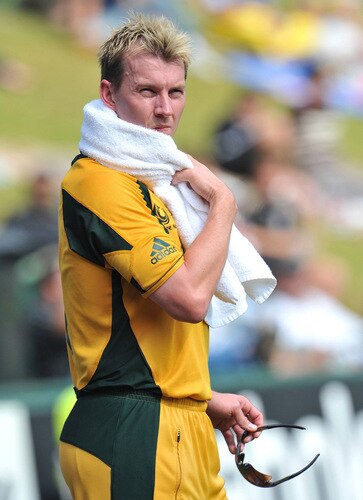CENTURION, SOUTH AFRICA - OCTOBER 05:  Brett Lee of Australia cools off at fine leg on the boundary during the ICC Champions Trophy final match between Australia and New Zealand from SuperSport Park on October 05, 2009 in Centurion, South Africa. <br /><br /><span class="help">(Photo by Duif du Toit/Gallo Images/Getty Images)</span>