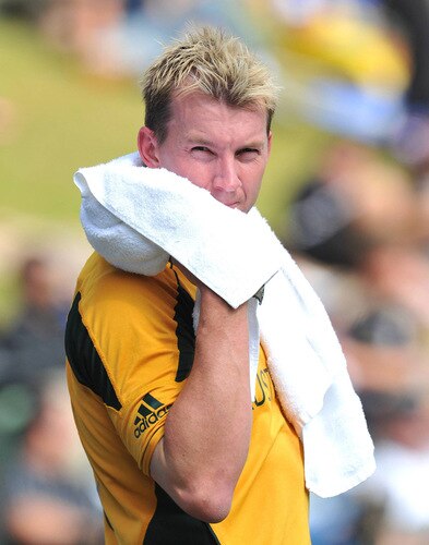CENTURION, SOUTH AFRICA - OCTOBER 05:  Brett Lee of Australia cools off at fine leg on the boundary during the ICC Champions Trophy final match between Australia and New Zealand from SuperSport Park on October 05, 2009 in Centurion, South Africa. <br /><br /><span class="help">(Photo by Duif du Toit/Gallo Images/Getty Images)</span>