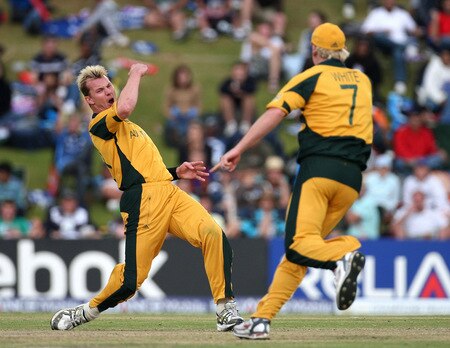 CENTURION, SOUTH AFRICA - OCTOBER 05:  Brett Lee of Australia celebrates the wicket of Grant Elliott of New Zealand as Cameron White of Australia runs in to congratulate him during the ICC Champions Trophy Final between Australia and New Zealand played at Supersport Park on October 5, 2009 in Centurion, South Africa.  <br /><br /><span class="help">(Photo by Hamish Blair/Getty Images)</span>