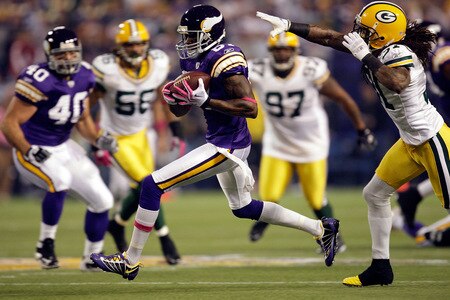 MINNEAPOLIS - OCTOBER 05:  Receiver Bernard Berrian #87 of the Minnesota Vikings carries the ball after making a reception during the game against of the Green Bay Packers on October 5, 2009 at Hubert H. Humphrey Metrodome in Minneapolis, Minnesota.  <br /><br /><span class="help">(Photo by Jamie Squire/Getty Images)</span>
