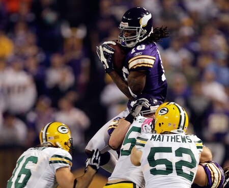 MINNEAPOLIS - OCTOBER 05:  Receiver Sidney Rice #18 of the Minnesota Vikings fields an on-side kick during the Monday Night Football game against the Green Bay Packers on October 5, 2009 at Hubert H. Humphrey Metrodome in Minneapolis, Minnesota.  <br /><br /><span class="help">(Photo by Jamie Squire/Getty Images)</span>