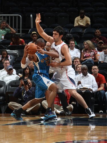 ATLANTA - OCTOBER 7: David West #30 of the New Orleans Hornets drives against Zaza Pachulia #27 of the Atlanta Hawks during a preseason game on October 7, 2009 at Philips Arena in Atlanta, Georgia.  <br /><br /><span class="help">(Photo by Scott Cunningham/NBAE via Getty Images)</span>