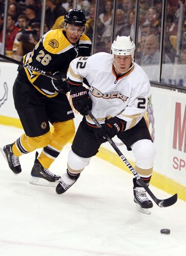 BOSTON - OCTOBER 08:  Todd Marchant #22 of the Anaheim Ducks tries to keep the puck from Blake Wheeler #26 of the Boston Bruins on October 8, 2009 at the TD Garden in Boston, Massachusetts.  <br /><br /><span class="help">(Photo by Elsa/Getty Images)</span>