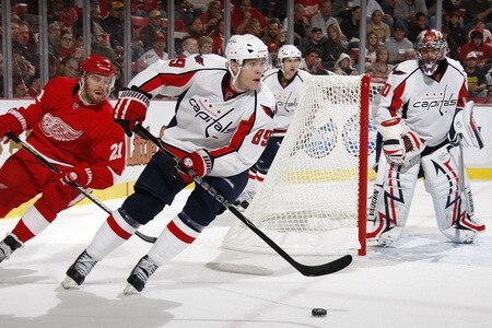 DETROIT - OCTOBER 10: Tyler Sloan #89 of the Washington Capitals tries to control the puck in front of Ville Leino #21 of the Detroit Red Wings on October 10, 2009 at Joe Louis Arena in Detroit, Michigan. <br /><br /><span class="help">(Photo by Gregory Shamus/Getty Images)</span>