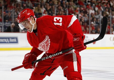 DETROIT - OCTOBER 10: Pavel Datsyuk #13 of the Detroit Red Wings gets ready for a face off while playing the Washington Capitals on October 10, 2009 at Joe Louis Arena in Detroit, Michigan. <br /><br /><span class="help">(Photo by Gregory Shamus/Getty Images)</span>