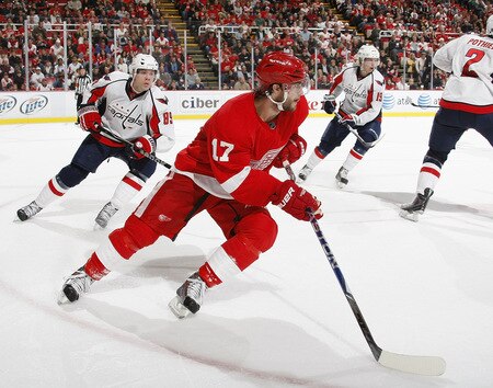 DETROIT - OCTOBER 10: Patrick Eaves #17 of the Detroit Red Wings turns up ice in front of Tyler Sloan #89 of the Washington Capitals on October 10, 2009 at Joe Louis Arena in Detroit, Michigan. <br /><br /><span class="help">(Photo by Gregory Shamus/Getty Images)</span>