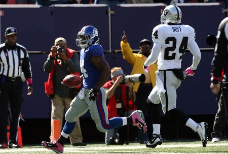 EAST RUTHERFORD, NJ - OCTOBER 11:  Ahmad Bradshaw #44 of the New York Giants runs the ball in for his second touchdown past Michael Huff #24 of the Oakland Raiders on October 11, 2009 at Giants Stadium in East Rutherford, New Jersey.  <br /><br /><span class="help">(Photo by Jim McIsaac/Getty Images)</span>