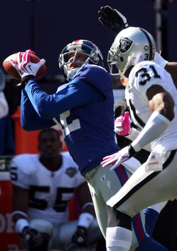 EAST RUTHERFORD, NJ - OCTOBER 11:  Steve Smith #12 of the New York Giants makes a 43 yard first quarter catch against the Oakland Raiders on October 11, 2009 at Giants Stadium in East Rutherford, New Jersey.  <br /><br /><span class="help">(Photo by Jim McIsaac/Getty Images)</span>