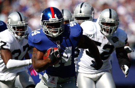 EAST RUTHERFORD, NJ - OCTOBER 11:  Ahmad Bradshaw #44 of the New York Giants runs past the Oakland Raiders defense in the first quarter during the game on October 11, 2009 at Giants Stadium in East Rutherford, New Jersey.  <br /><br /><span class="help">(Photo by Jared Wickerham/Getty Images)</span>
