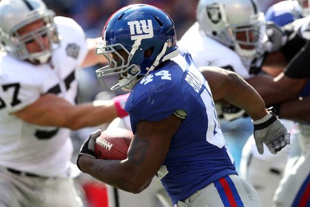 EAST RUTHERFORD, NJ - OCTOBER 11:  Ahmad Bradshaw #44 of the New York Giants runs the ball against the Oakland Raiders on October 11, 2009 at Giants Stadium in East Rutherford, New Jersey.  <br /><br /><span class="help">(Photo by Jim McIsaac/Getty Images)</span>