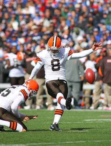 ORCHARD PARK, NY - OCTOBER 11: Billy Cundiff #8 of the Cleveland Browns kicks a field goal in the first quarter against the Buffalo Bills against at Ralph Wilson Stadium on October 11, 2009 in Orchard Park, New York.  <br /><br /><span class="help">(Photo by Rick Stewart/Getty Images)</span>