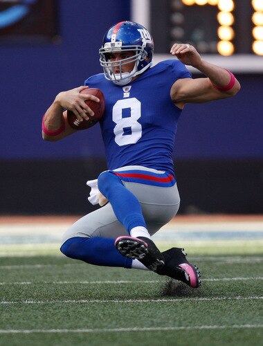 EAST RUTHERFORD, NJ - OCTOBER 11: David Carr #8 of the New York Giants slides after running out of the pocket against the Oakland Raiders during the game on October 11, 2009 at Giants Stadium in East Rutherford, New Jersey. <br /><br /><span class="help">(Photo by Jared Wickerham/Getty Images)</span>