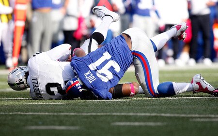 EAST RUTHERFORD, NJ - OCTOBER 11: Justin Tuck #91 of the New York Giants sacks JaMarcus Russell #2 of the Oakland Raiders during the game on October 11, 2009 at Giants Stadium in East Rutherford, New Jersey. <br /><br /><span class="help">(Photo by Jared Wickerham/Getty Images)</span>