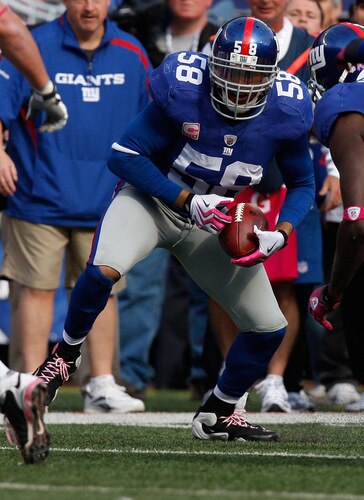 EAST RUTHERFORD, NJ - OCTOBER 11: Antonio Pierce #58 of the New York Giants runs with the ball after a fumble against the Oakland Raiders during the game on October 11, 2009 at Giants Stadium in East Rutherford, New Jersey. <br /><br /><span class="help">(Photo by Jared Wickerham/Getty Images)</span>