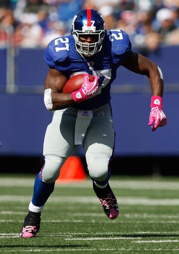 EAST RUTHERFORD, NJ - OCTOBER 11: Brandon Jacobs #27 of the New York Giants runs against the Oakland Raiders during the game on October 11, 2009 at Giants Stadium in East Rutherford, New Jersey. <br /><br /><span class="help">(Photo by Jared Wickerham/Getty Images)</span>