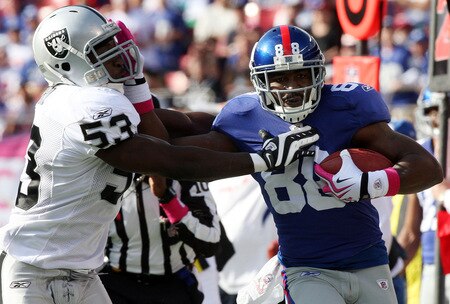 EAST RUTHERFORD, NJ - OCTOBER 11:  Hakeem Nicks #88 of the New York Giants runs the ball against Thomas Howard #53 of the Oakland Raiders on October 11, 2009 at Giants Stadium in East Rutherford, New Jersey. The Giants defeated the Raiders 44-7.  <br /><br /><span class="help">(Photo by Jim McIsaac/Getty Images)</span>