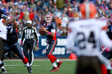 ORCHARD PARK, NY - OCTOBER 11: Trent Edwards #5 of the Buffalo Bills readies to pass against the Cleveland Browns  at Ralph Wilson Stadium on October 11, 2009 in Orchard Park, New York. Cleveland won 6-3.  <br /><br /><span class="help">(Photo by Rick Stewart/Getty Images)</span>