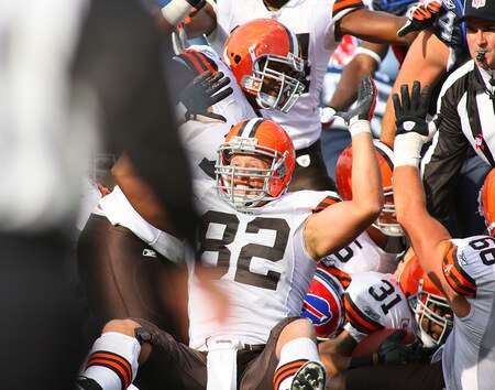 ORCHARD PARK, NY - OCTOBER 11: Steve Heiden #82 of the Cleveland Browns signals for what he thinks is a touchdown against the Buffalo Bills at Ralph Wilson Stadium on October 11, 2009 in Orchard Park, New York.It was ruled as no touchdown. Cleveland won 6-3.  <br /><br /><span class="help">(Photo by Rick Stewart/Getty Images)</span>