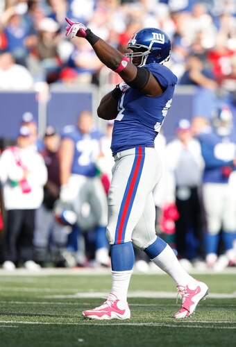 EAST RUTHERFORD, NJ - OCTOBER 11: Justin Tuck #91 of the New York Giants celebrates after a sack on JaMarcus Rusell #2 of the Oakland Raiders during the game on October 11, 2009 at Giants Stadium in East Rutherford, New Jersey. <br /><br /><span class="help">(Photo by Jared Wickerham/Getty Images)</span>
