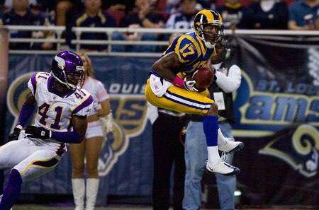 ST. LOUIS, MO - OCTOBER 11: Donnie Avery #17 of the St. Louis Rams hauls in a touchdown pass against Karl Paymah #41 of the Minnesota Vikings at the Edward Jones Dome on October 11, 2009 in St. Louis, Missouri.  <br /><br /><span class="help">(Photo by Dilip Vishwanat/Getty Images)</span>