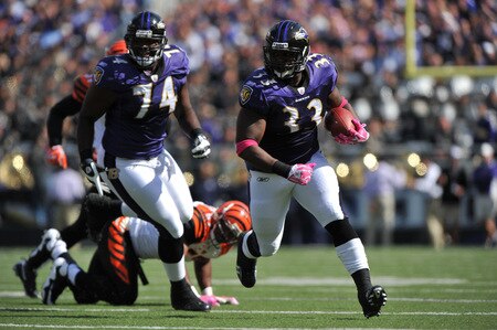 BALTIMORE - OCTOBER 11:  Le'Ron McClain #33 of the Baltimore Ravens runs the ball against the Cincinnati Bengals at M&T Bank Stadium on October 11, 2009 in Baltimore, Maryland. The Bengals defeated the Ravens 17-14. <br /><br /><span class="help">(Photo by Larry French/Getty Images)</span>