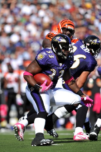 BALTIMORE - OCTOBER 11:  Le'Ron McClain #33 of the Baltimore Ravens runs the ball against the Cincinnati Bengals at M&T Bank Stadium on October 11, 2009 in Baltimore, Maryland. The Bengals defeated the Ravens 17-14. <br /><br /><span class="help">(Photo by Larry French/Getty Images)</span>