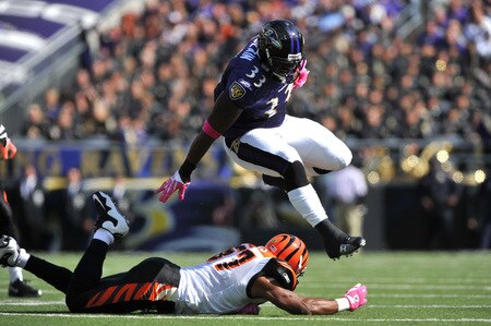 BALTIMORE - OCTOBER 11:  Le'Ron McClain #33 of the Baltimore Ravens runs the ball against the Cincinnati Bengals at M&T Bank Stadium on October 11, 2009 in Baltimore, Maryland. The Bengals defeated the Ravens 17-14. <br /><br /><span class="help">(Photo by Larry French/Getty Images)</span>