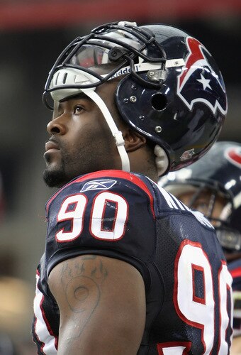 GLENDALE, AZ - OCTOBER 11: Defensive end Mario Williams #90 of the Houston Texans watches from the sidelines during the NFL game against the Arizona Cardinals at the Universtity of Phoenix Stadium on October 11, 2009 in Glendale, Arizona. <br /><br /><span class="help">(Photo by Christian Petersen/Getty Images)</span>