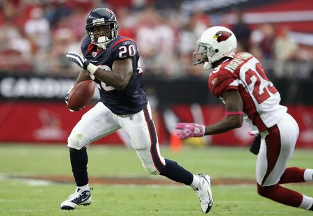 GLENDALE, AZ - OCTOBER 11: Runningback Steve Slaton #20 of the Houston Texans rushes the ball 13 yards past Dominique Rodgers-Cromartie #29 of the Arizona Cardinals during the NFL game at the Universtity of Phoenix Stadium on October 11, 2009 in Glendale, Arizona. <br /><br /><span class="help">(Photo by Christian Petersen/Getty Images)</span>