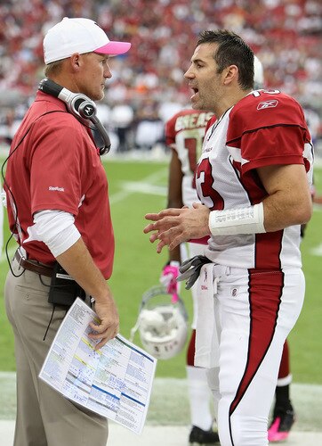 GLENDALE, AZ - OCTOBER 11: Quarterback Kurt Warner #13 of the Arizona Cardinals talks with head coach Ken Whisenhunt during the NFL game against the Houston Texans at the Universtity of Phoenix Stadium on October 11, 2009 in Glendale, Arizona. <br /><br /><span class="help">(Photo by Christian Petersen/Getty Images)</span>