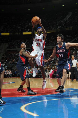 AUBURN HILLS, MI - OCTOBER 11:  Richard Hamilton #32 of the Detroit Pistons drives around Jeff Teague #0 and Zaza Pachulia #27of the Atlanta Hawks in a preseason game at the Palace of Auburn Hills on October 11, 2009 in Auburn Hills, Michigan.  <br /><br /><span class="help">(Photo by Allen Einstein/NBAE via Getty Images)</span>