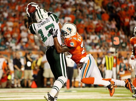MIAMI - OCTOBER 12:  Wide receiver Braylon Edwards #17 of the New York Jets makes a touchdown catch over cornerback Will Allen #25 of the Miami Dolphins at Land Shark Stadium on October 12, 2009 in Miami, Florida.  <br /><br /><span class="help">(Photo by Doug Benc/Getty Images)</span>