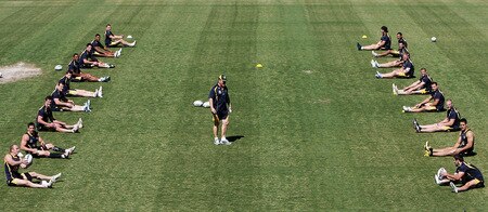 SYDNEY, AUSTRALIA - OCTOBER 13:  Kangaroos coach Tim Sheens (C) runs his team through passing drills during an Australian Kangaroos training session at Concord Oval on October 13, 2009 in Sydney, Australia.  <br /><br /><span class="help">(Photo by Robert Gray/Getty Images)</span>