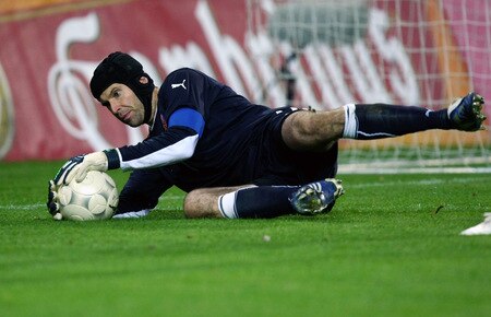 PRAGUE, CZECH REPUBLIC - OCTOBER 14:  Goalkeeper Petr Cech of Czech Republic saves the ball during the FIFA 2010 World Cup Group 3 Qualifier match between Czech Republic and Northern Ireland at the Synot Tip Arena on October 14, 2009 in Prague, Czech Republic.  <br /><br /><span class="help">(Photo by Alexander Hassenstein/Getty Images)</span>
