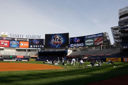 NEW YORK - OCTOBER 14:  Members of the New York Yankees warm up in right field during workouts on October 14, 2009 at Yankee Stadium in the Bronx borough of New York City.  <br /><br /><span class="help">(Photo by Jared Wickerham/Getty Images)</span>