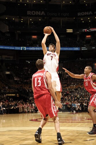 TORONTO - OCTOBER 15: Andrea Bargnani #7  of the Toronto Raptors takes the midrange shot over David Anderson #13 of the Houston Rockets during a game on October 15, 2009 at the Air Canada Centre in Toronto, Ontario, Canada.  <br /><br /><span class="help">(Photo by Ron Turenne/NBAE via Getty Images)</span>