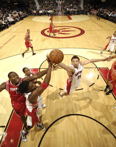 TORONTO - OCTOBER 15:  Hedo Turkoglu #26 of the Toronto Raptors helps teammate Chris Bosh #4 to keep the ball away from Joey Dorsey #15 of the Houston Rockets during a game on October 15, 2009 at the Air Canada Centre in Toronto, Ontario, Canada.  <br /><br /><span class="help">(Photo by Ron Turenne/NBAE via Getty Images)</span>