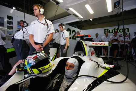 SAO PAULO, BRAZIL - OCTOBER 16:  Jenson Button of Great Britain and Brawn GP prepares to drive during practice for the Brazilian Formula One Grand Prix at the Interlagos Circuit on October 16, 2009 in Sao Paulo, Brazil.  <br /><br /><span class="help">(Photo by Mark Thompson/Getty Images)</span>