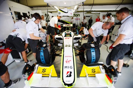 SAO PAULO, BRAZIL - OCTOBER 16:  Jenson Button of Great Britain and Brawn GP prepares to drive during practice for the Brazilian Formula One Grand Prix at the Interlagos Circuit on October 16, 2009 in Sao Paulo, Brazil.  <br /><br /><span class="help">(Photo by Mark Thompson/Getty Images)</span>