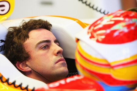 SAO PAULO, BRAZIL - OCTOBER 16:  Fernando Alonso of Spain and Renault prepares to drive during practice for the Brazilian Formula One Grand Prix at the Interlagos Circuit on October 16, 2009 in Sao Paulo, Brazil.  <br /><br /><span class="help">(Photo by Mark Thompson/Getty Images)</span>
