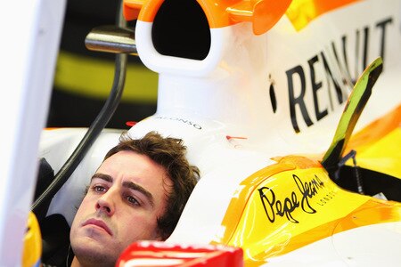 SAO PAULO, BRAZIL - OCTOBER 16:  Fernando Alonso of Spain and Renault prepares to drive during practice for the Brazilian Formula One Grand Prix at the Interlagos Circuit on October 16, 2009 in Sao Paulo, Brazil.  <br /><br /><span class="help">(Photo by Mark Thompson/Getty Images)</span>