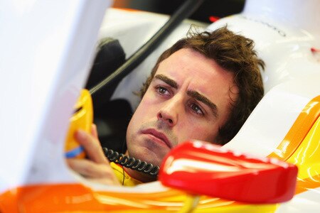 SAO PAULO, BRAZIL - OCTOBER 16:  Fernando Alonso of Spain and Renault prepares to drive during practice for the Brazilian Formula One Grand Prix at the Interlagos Circuit on October 16, 2009 in Sao Paulo, Brazil.  <br /><br /><span class="help">(Photo by Mark Thompson/Getty Images)</span>